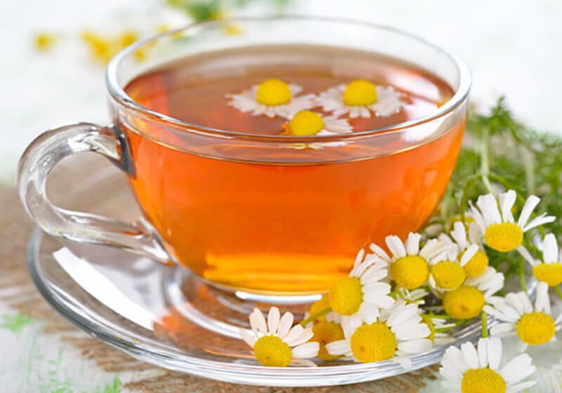 Nhâm nhi một chén trà hoa cúc pha với mật ong trước khi đi ngủ để cảm nhận sự khác biệt